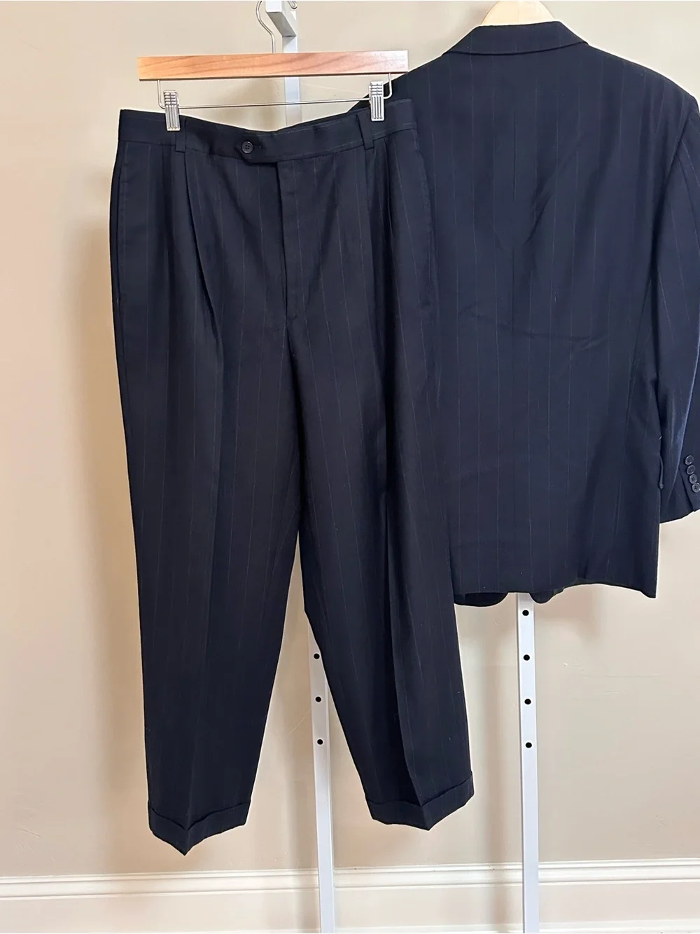 Calvin Klein Vintage Navy Pinstripe Wool Suit 42R 32x28 Two Button Business